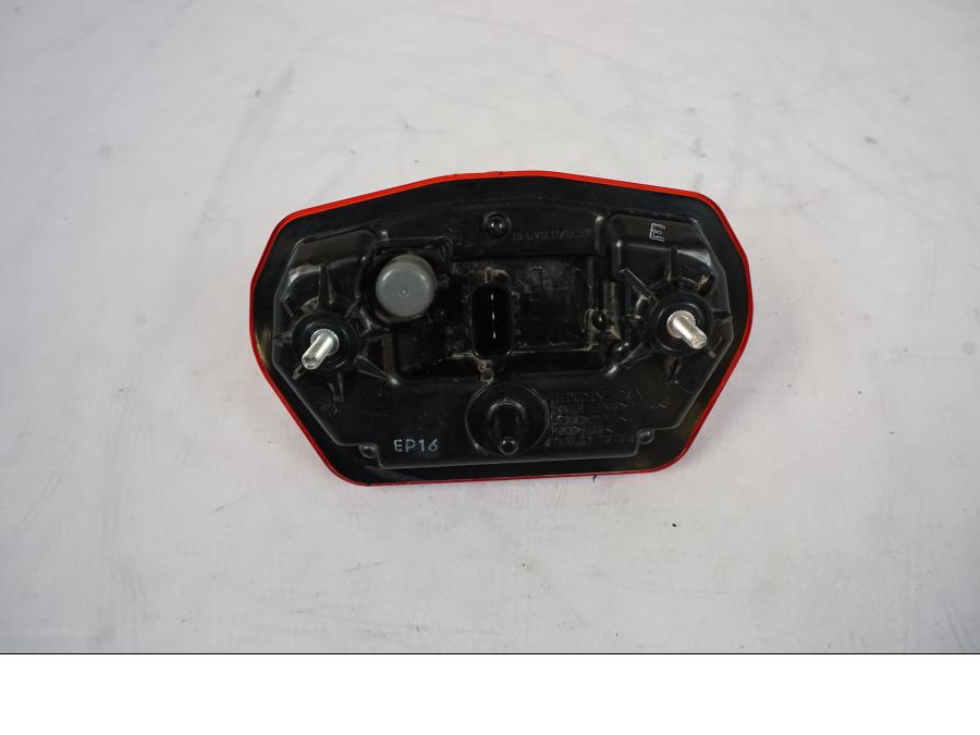 Vänster sida på Baklampa från en Honda CRF 1000 Africa Twin -2016 motorcykel.