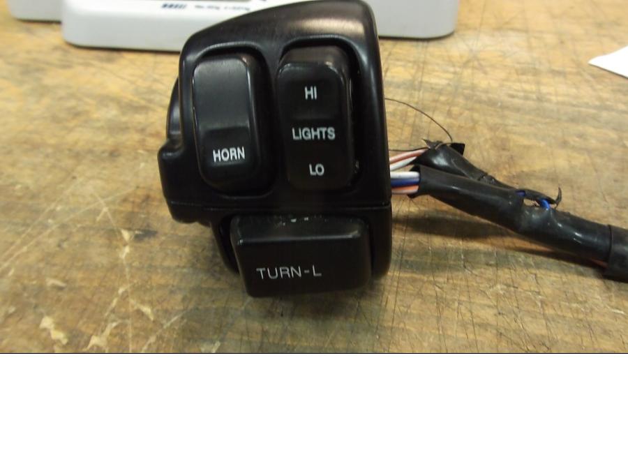 Snett uppifrån på Styrelreglage från en H-D Sportster 1200 XL1200C -1999 motorcykel.