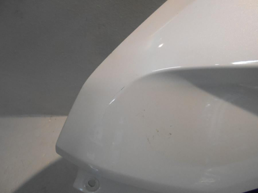 Höger sida på Bensintankskåpa från en BMW R 1200 RS -2016 motorcykel.