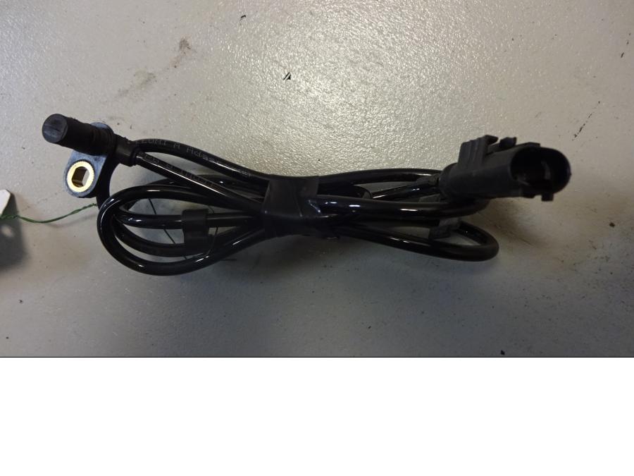 Baksidan på ABS givare från en BMW F 800 GT -2015 motorcykel.