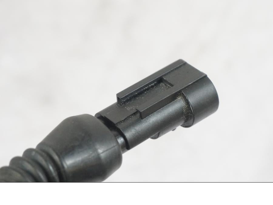 Snett nerifrån på Bromsljuskontakt från en KTM 1290 Super Duke R -2022 motorcykel.