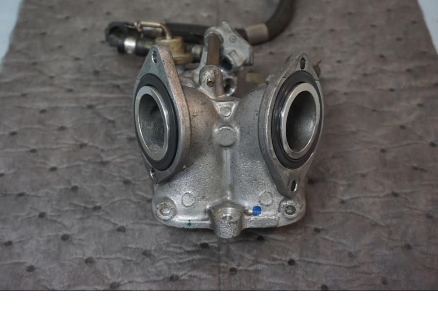 Vänster sida på Insug från en Kawasaki VN 1500 Mean Streak -2003 motorcykel.