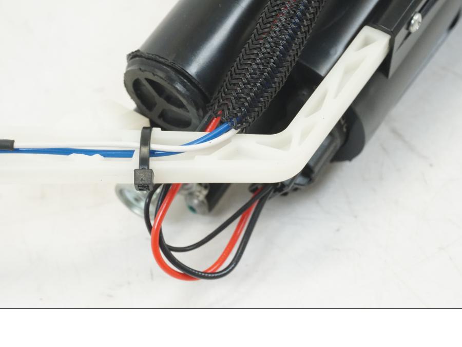 Höger sida på Bensinpump insprut från en Ducati Hyperstrada -2013 motorcykel.