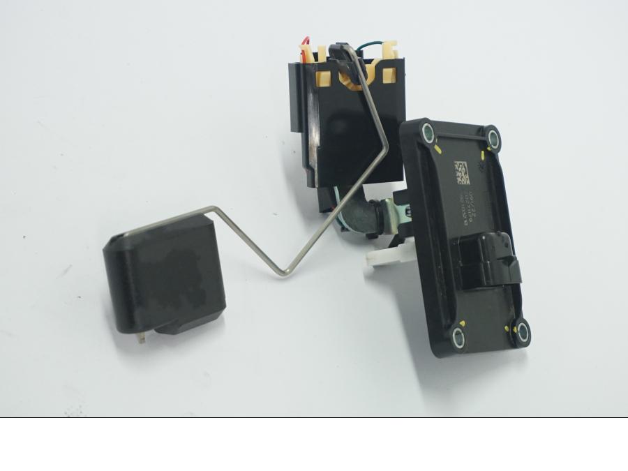 Snett uppifrån på Bensintankgivare från en Ducati Desert X -2022 motorcykel.