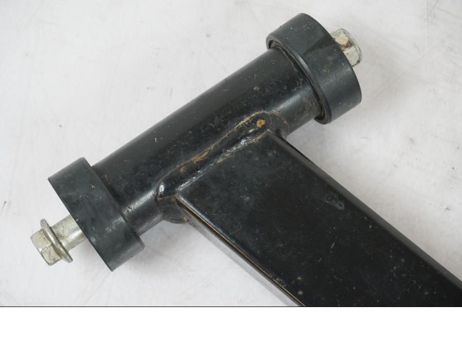 Baksidan på Länkarm från en Suzuki LTA 750 XP E -2009 motorcykel.