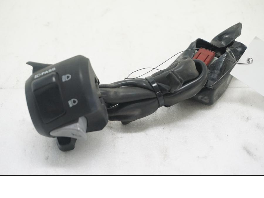 Framsidan på Styrelreglage från en Honda CBR 500 R -2013 motorcykel.