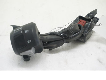 Framsidan på Styrelreglage från en Honda CBR 500 R -2013 motorcykel.