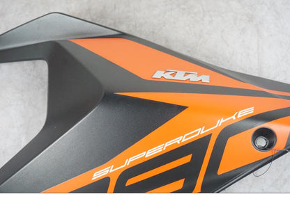 Höger sida på Tankkåpa från en KTM 1290 Super Duke GT -2020 motorcykel.