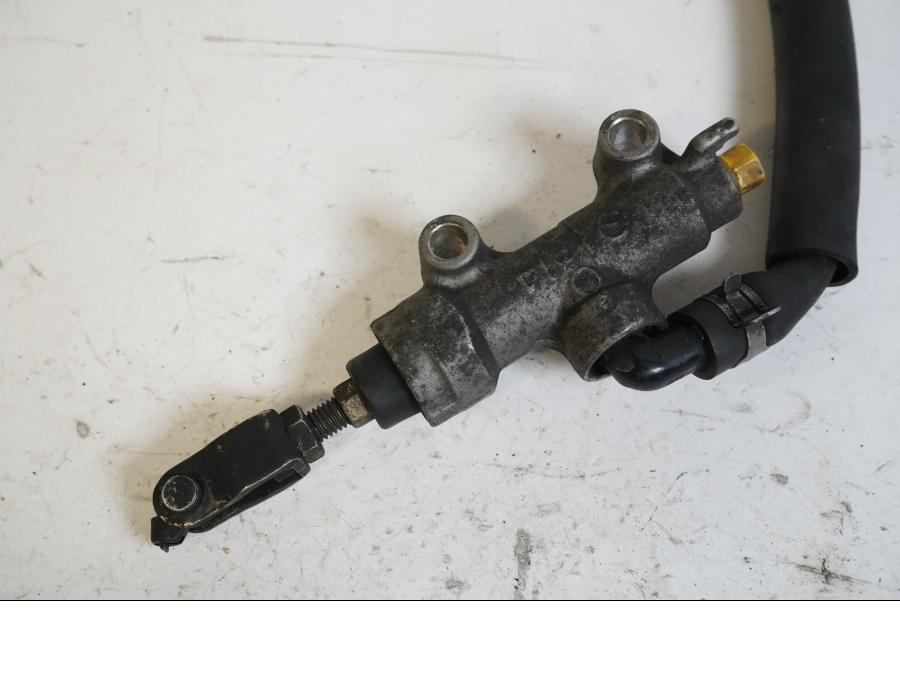 Höger sida på Bromshuvudcylinder från en Kawasaki ZZR 1100 -1998 motorcykel.