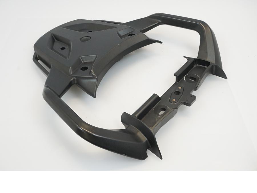 Baksidan på Pakethållare från en Triumph Sprint GT -2011 motorcykel.