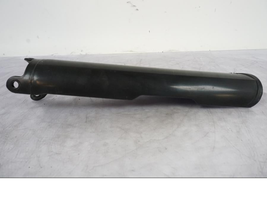 Snett nerifrån på Gaffelbensskydd från en KTM 640 SM -2005 motorcykel.