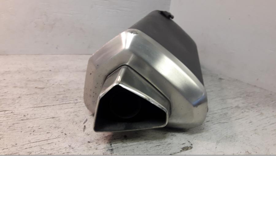 Höger sida på Ljuddämpare från en Honda ADV 750 -2017 motorcykel.