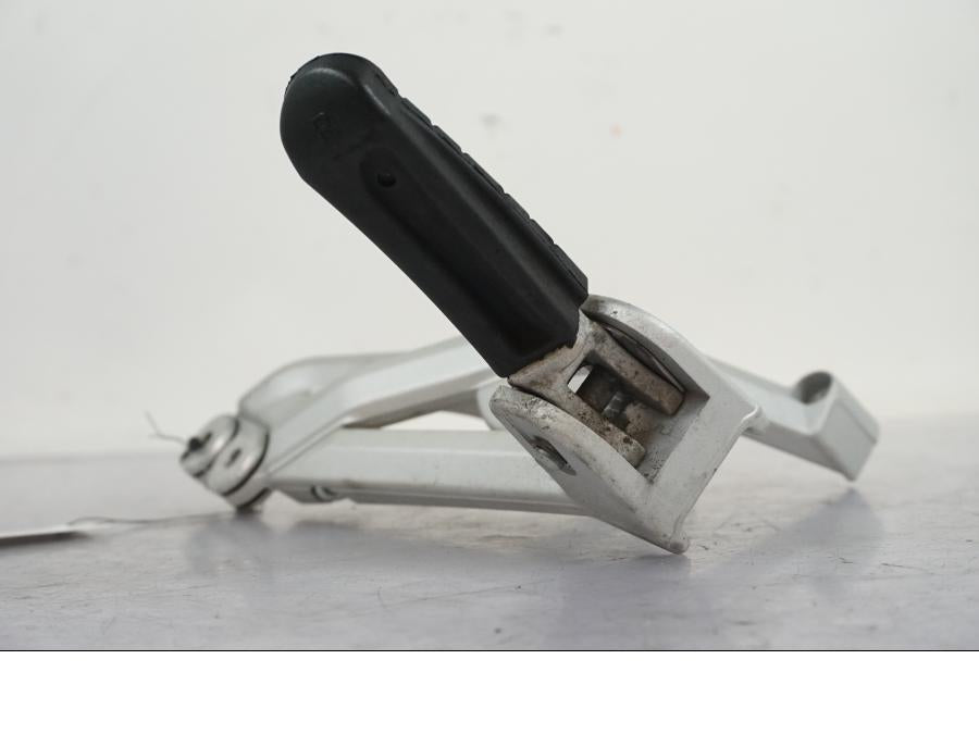 Snett uppifrån på Fotpinne från en KTM 690 SM R -2009 motorcykel.