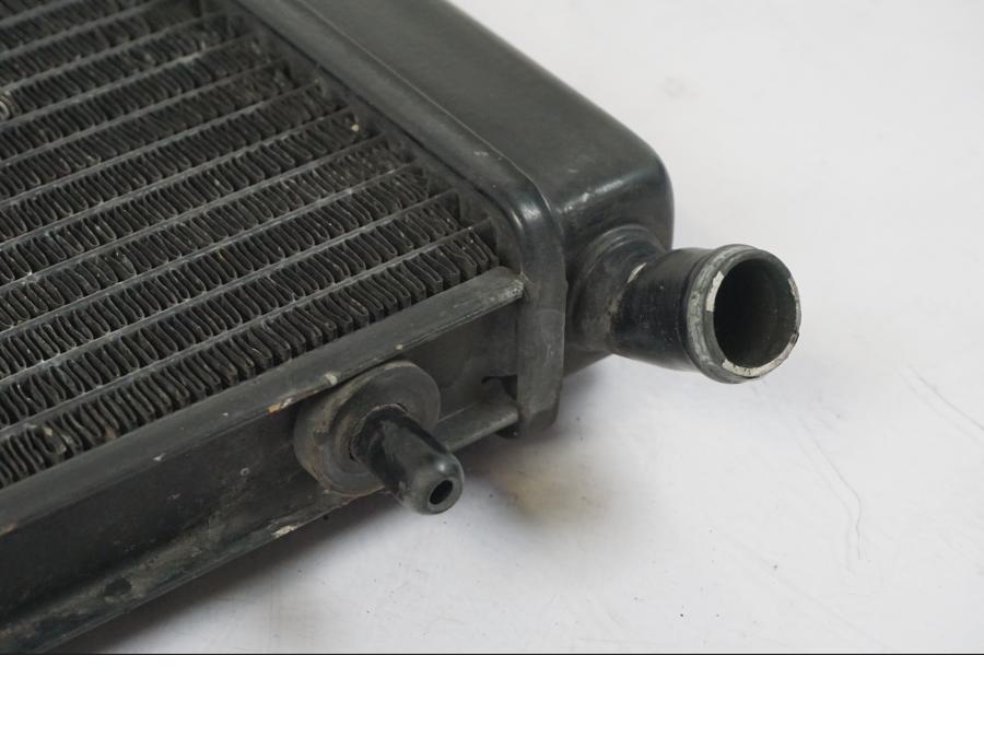 Baksidan på Vattenkyl från en Aprilia RS 125 -2000 motorcykel.