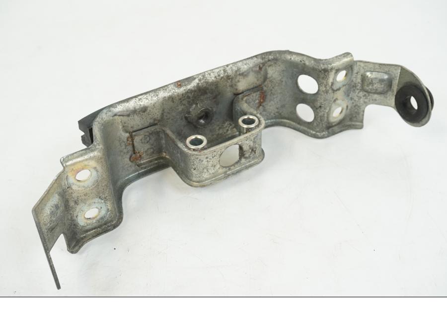 Baksidan på Bensintankfäste från en Yamaha FZR 1000 -1990 motorcykel.