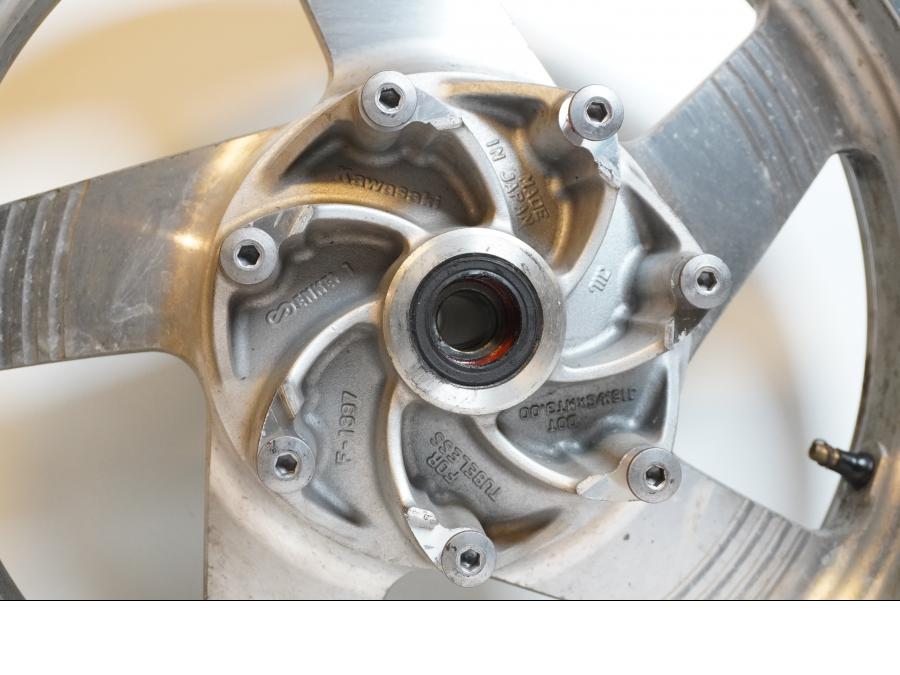 Baksidan på Fälg från en Kawasaki VN 1500 Classic Tourer -2003 motorcykel.