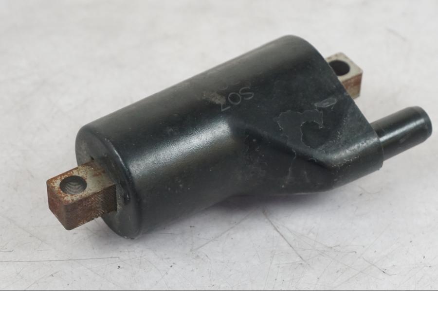 Vänster sida på Tändspole från en Suzuki SV 650 -1999 motorcykel.