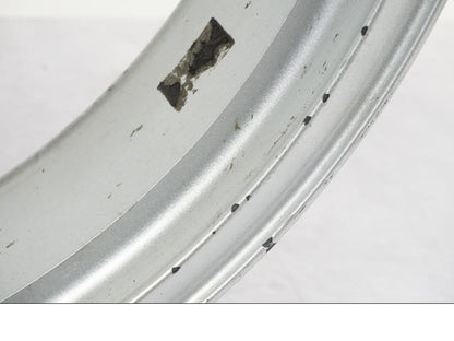 Snett nerifrån på Fälg från en Kawasaki ZX-12R -2000 motorcykel.