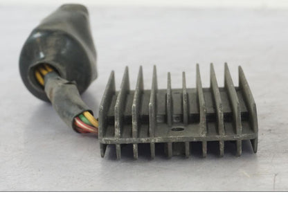 Höger sida på Likriktare från en Honda CBR 1100 XX -1999 motorcykel.