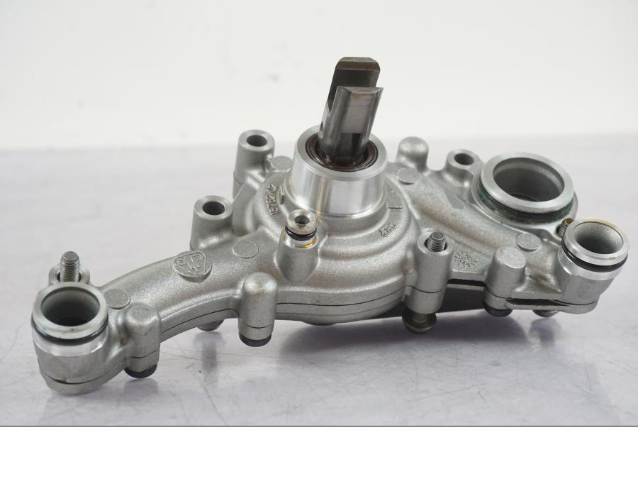 Snett uppifrån på Vattenpump från en BMW R 1200 GS -2018 motorcykel.