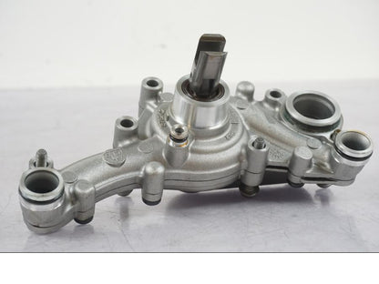 Snett uppifrån på Vattenpump från en BMW R 1200 GS -2018 motorcykel.