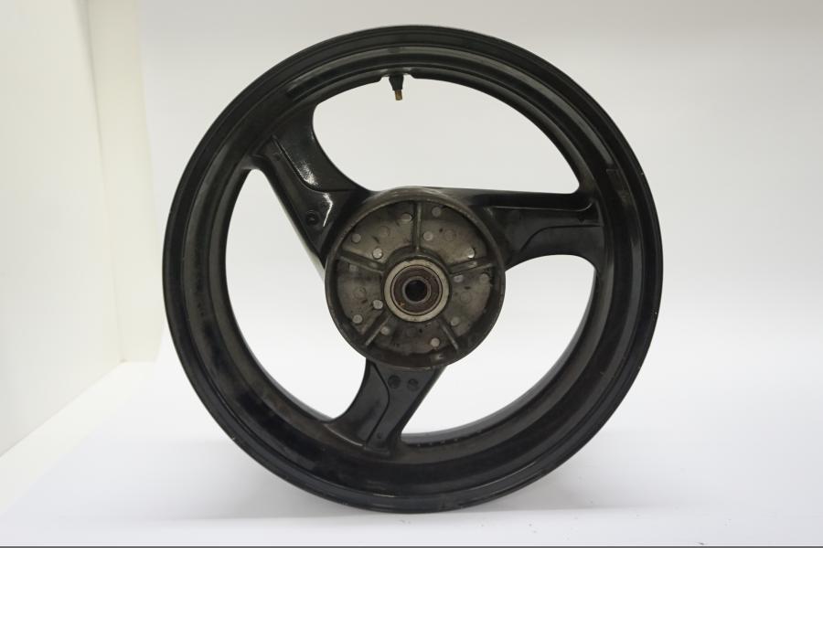 Baksidan på Fälg från en Honda VTR 1000 F -2005 motorcykel.