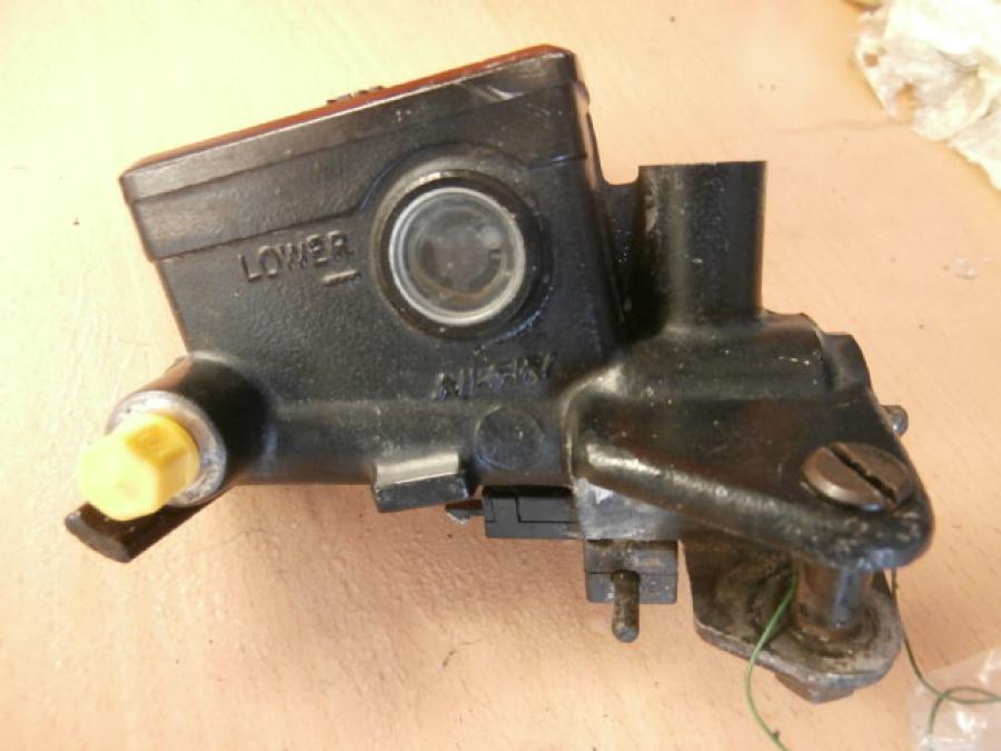 Framsidan på Kopplingshuvudcylinder från en Yamaha XJR 1300 -2002 motorcykel.