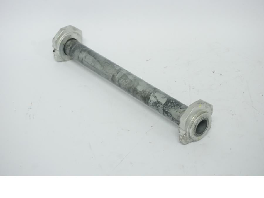 Höger sida på Axel från en Ducati Desert X -2022 motorcykel.