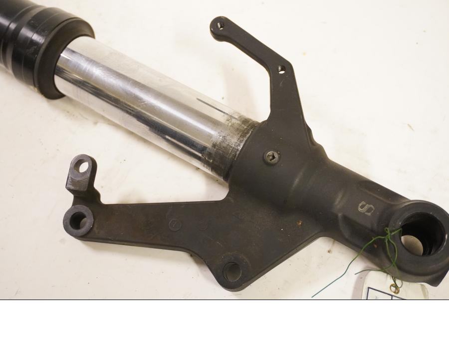 Vänster sida på Gaffelben från en Yamaha FZ-1 N -2007 motorcykel.