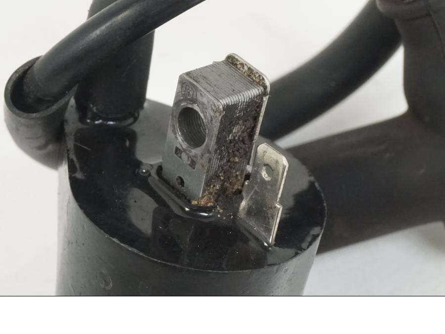 Vänster sida på Tändspole från en Aprilia RS 250 -1998 motorcykel.