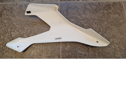 Baksidan på Bensintankskåpa från en Yamaha MT-09 -2014 motorcykel.