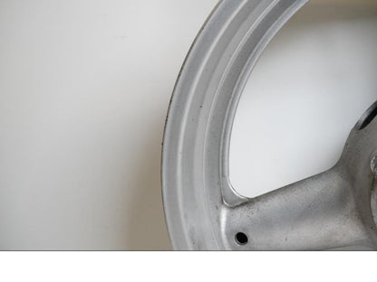 Snett nerifrån på Fälg från en Suzuki SV 650 -2006 motorcykel.