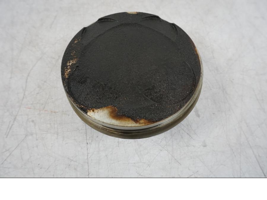 Framsidan på Kolv från en BMW R 1200 GS -2010 motorcykel.