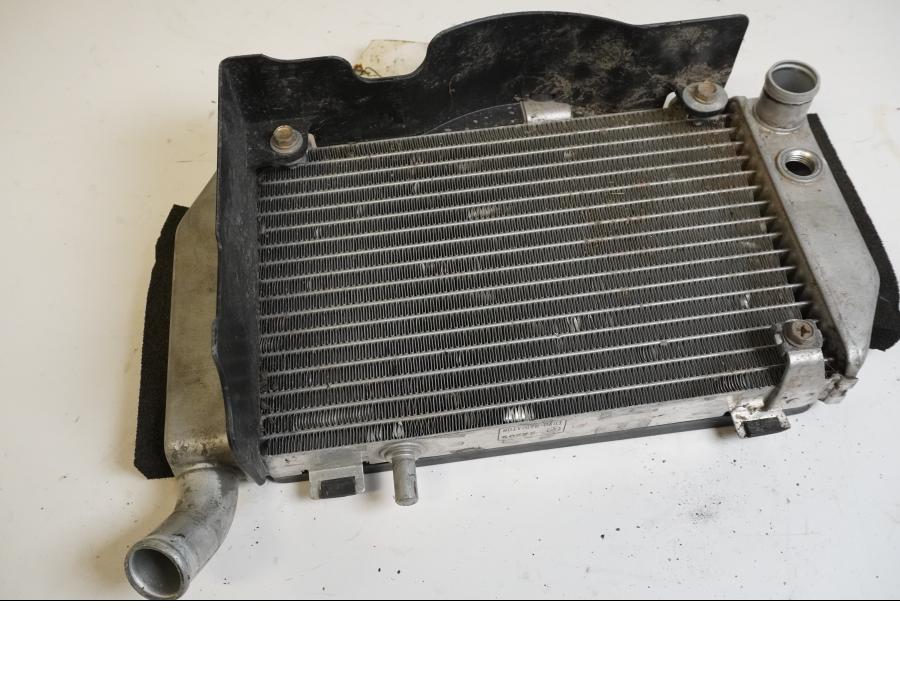 Vänster sida på Vattenkyl från en Honda VFR 800 -2005 motorcykel.