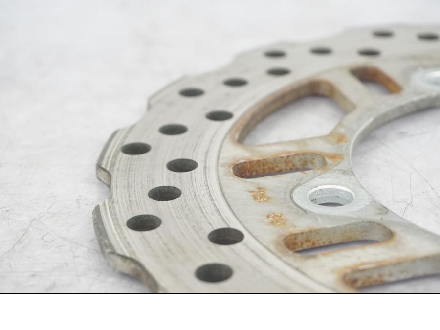 Baksidan på Bromsskiva från en Kawasaki Z 900 -2017 motorcykel.