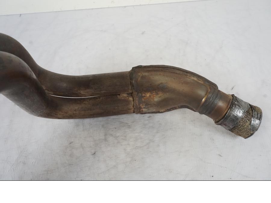 Snett nerifrån på Grenrör från en Kawasaki ER-6F -2010 motorcykel.