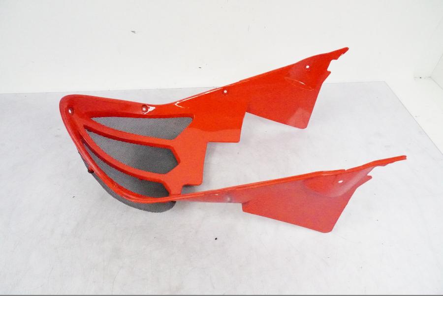 Höger sida på Trekanten från en Hyosung GT 650 -2006 motorcykel.