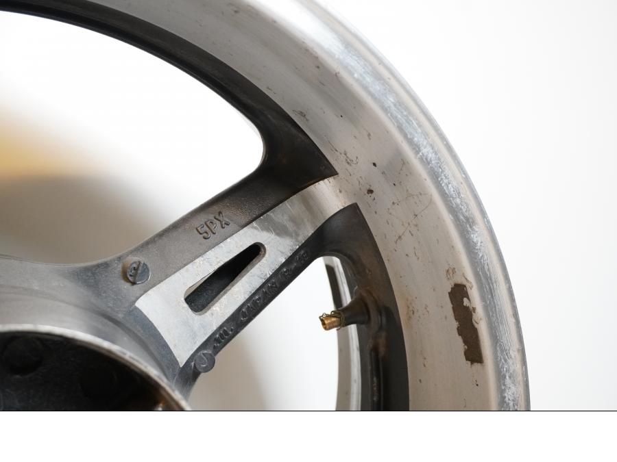 Vänster sida på Fälg från en Yamaha XV 1700 -2003 motorcykel.