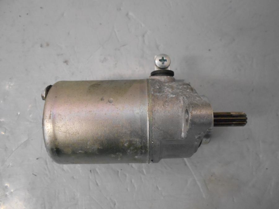 Framsidan på Startmotor från en Yamaha YS 125 -2017 motorcykel.