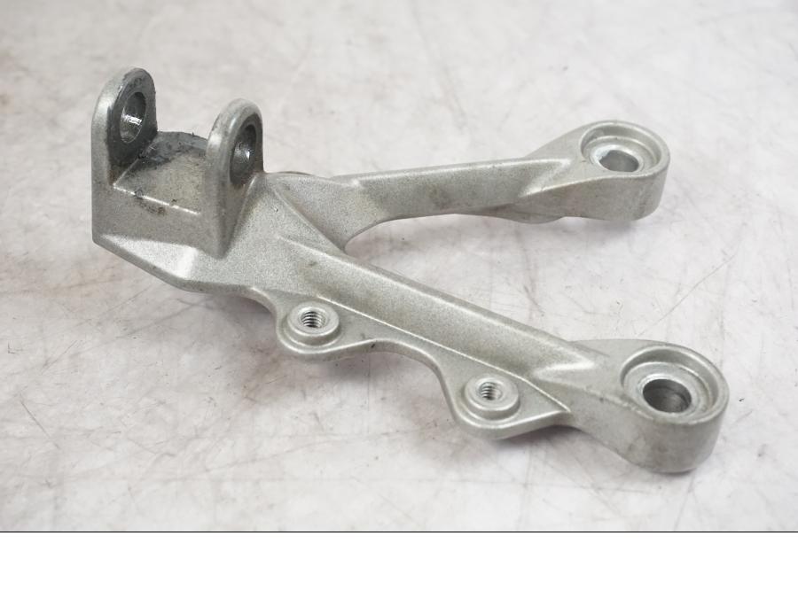 Höger sida på Fotpinnefäste från en Kawasaki ZX-6R -2006 motorcykel.