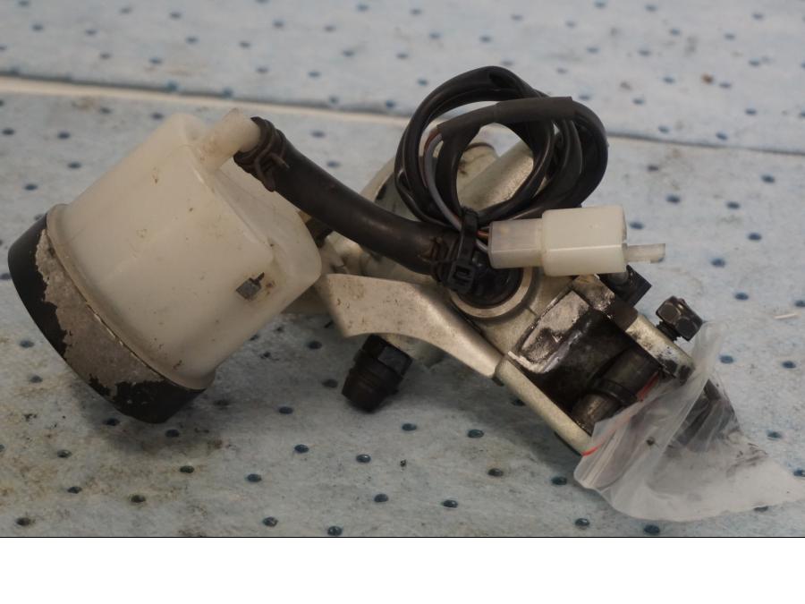 Vänster sida på Bromshuvudcylinder från en KTM 690 Duke -2008 motorcykel.