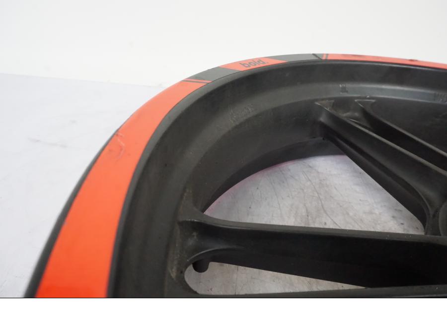 Extrabild4 på Fälg från en Yamaha YZF-R 125 -2008 motorcykel.