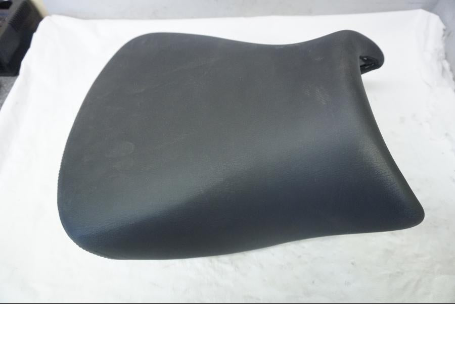 Vänster sida på Sadel från en BMW K 1600 -2015 motorcykel.