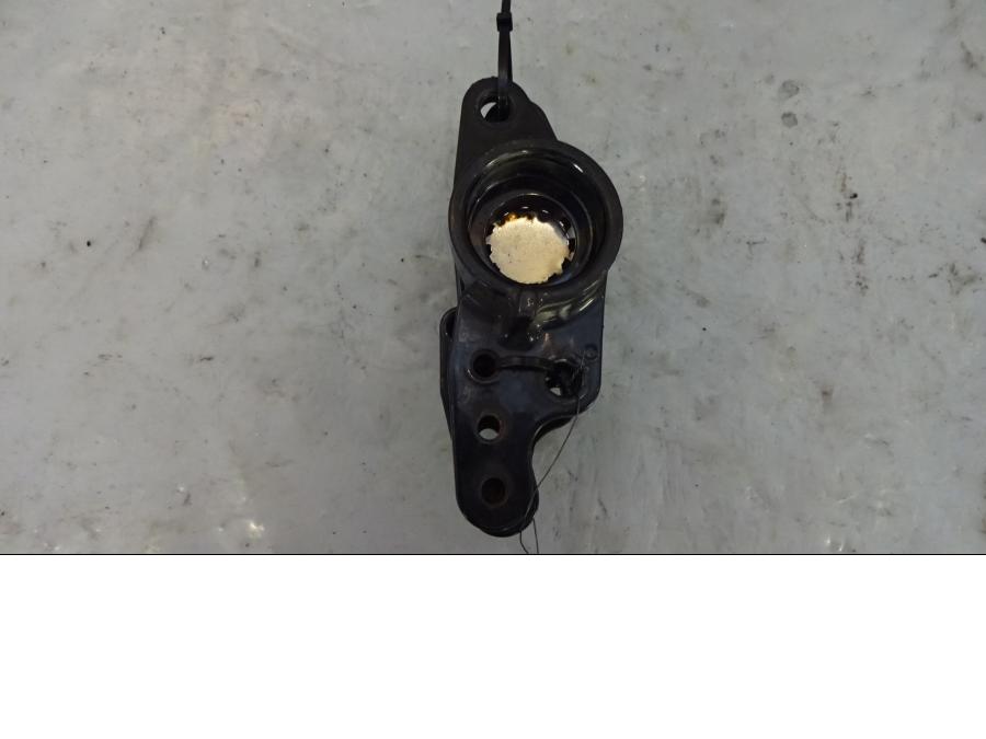 Baksidan på Fotpinnefäste inre från en H-D Touring Road King Custom FLHRSI -2004 motorcykel.