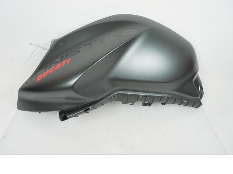 Framsidan på Tankkåpa från en Ducati Monster 937 -2021 motorcykel.