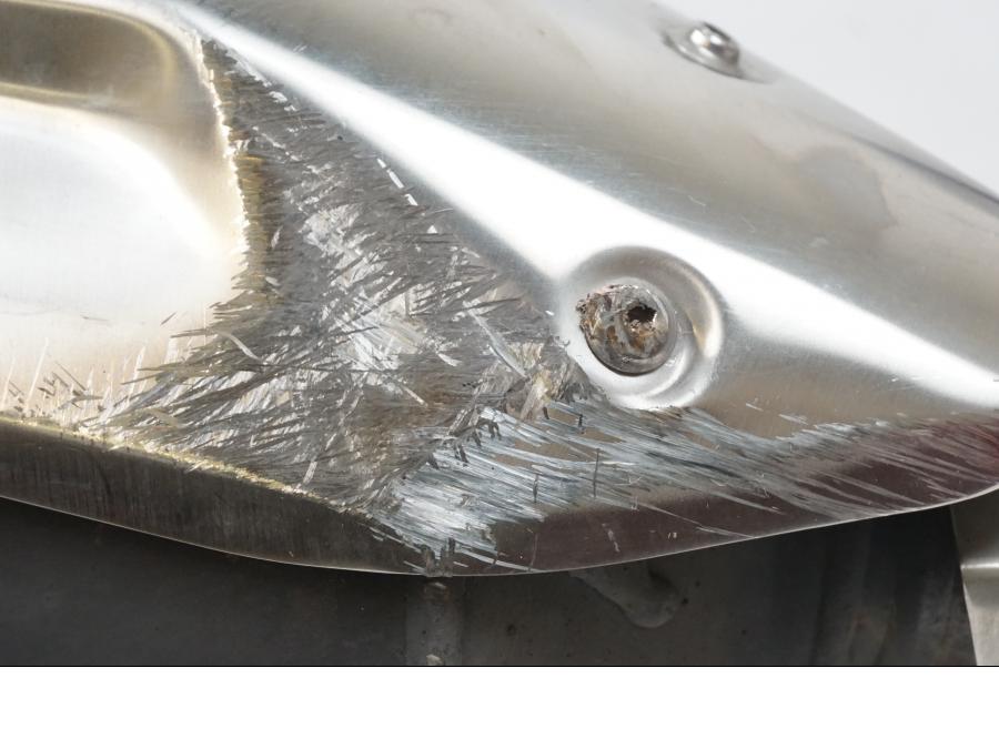 Snett nerifrån på Ljuddämpare från en BMW G 310 GS -2022 motorcykel.