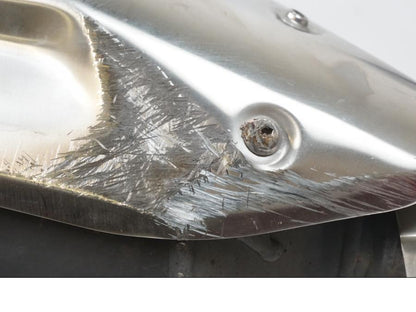 Snett nerifrån på Ljuddämpare från en BMW G 310 GS -2022 motorcykel.