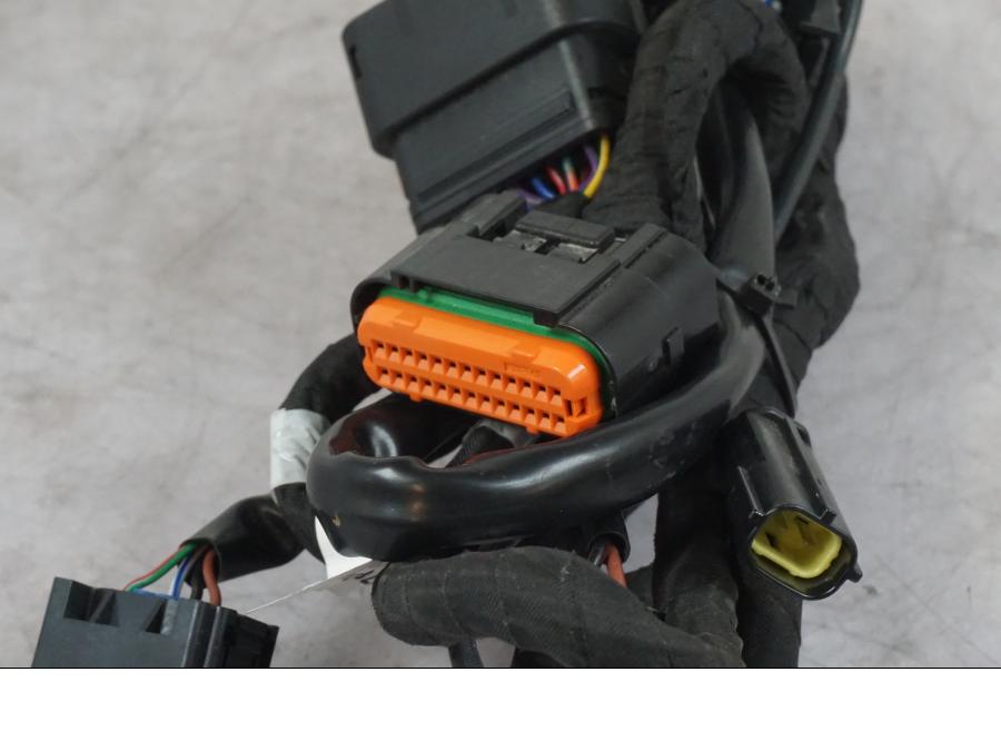 Snett uppifrån på Kablage från en KTM 1290 Super Adventure S -2022 motorcykel.