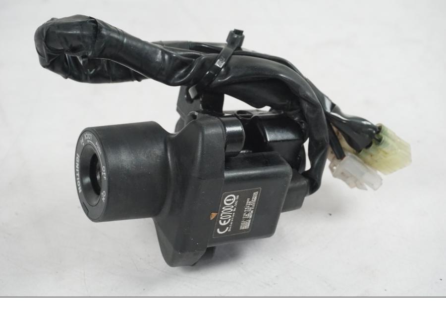 Extrabild2 på <p>Låssats från Yamaha MT-07 2014.</p>

<p>1st nyckel (svart), tändningslås, antenn, sadellås, CDI och tanklock.</p> motorcykel.