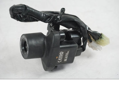 Extrabild2 på <p>Låssats från Yamaha MT-07 2014.</p>

<p>1st nyckel (svart), tändningslås, antenn, sadellås, CDI och tanklock.</p> motorcykel.